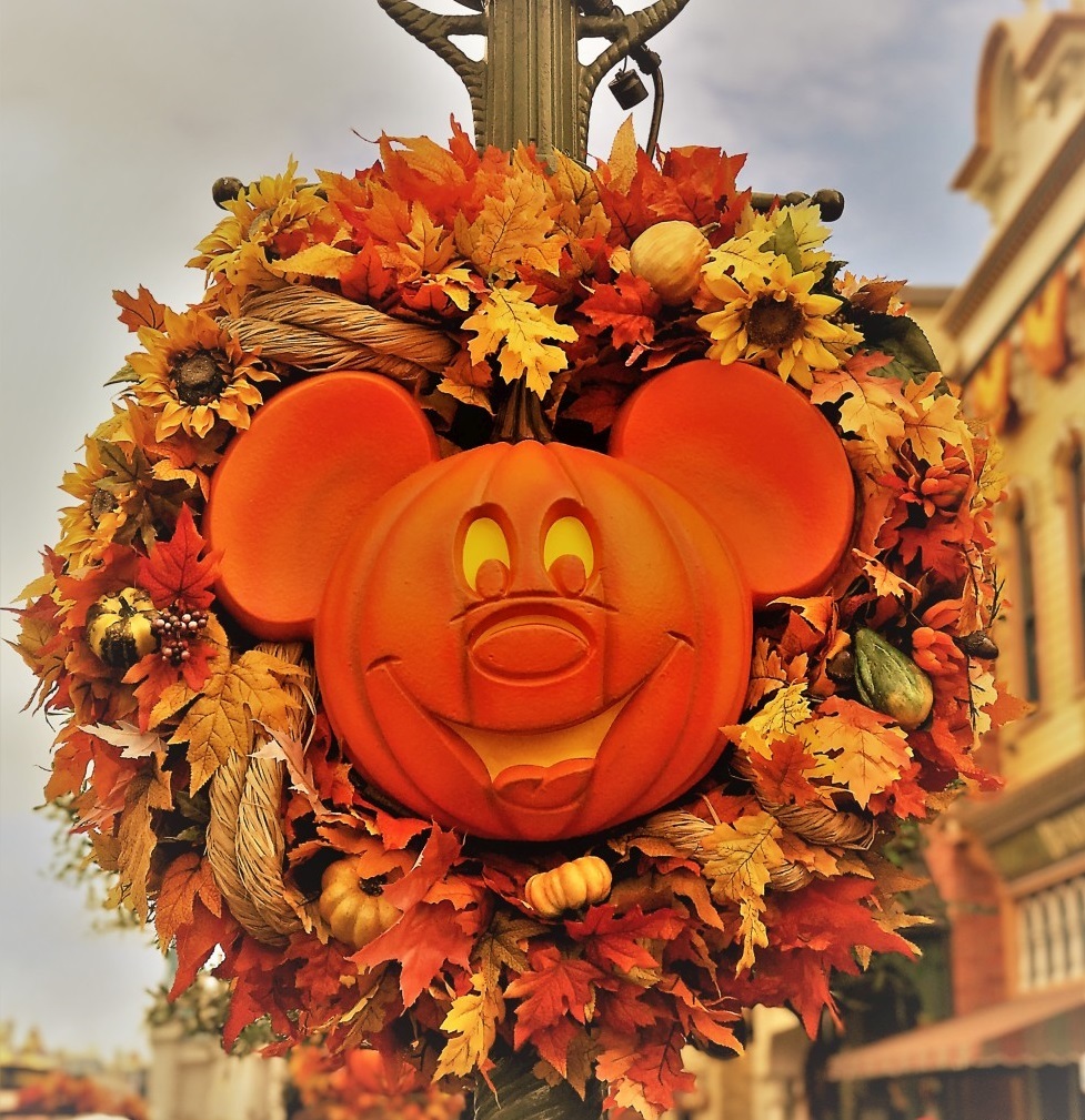 Disney halloween decorations