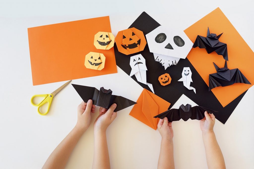Easy DIY Craft Paper Halloween Decoration Idea